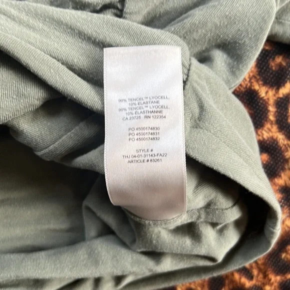 Aritzia ruched long sleeve - Picture 3 of 4